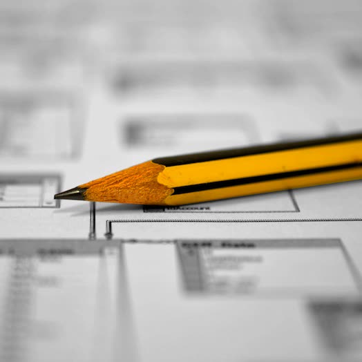 Una matita appoggiata su uno schema stampato